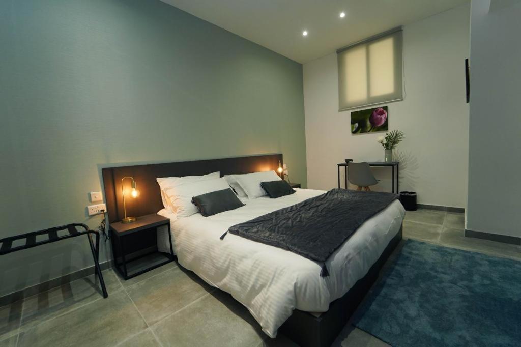 Private Rooms With Bathroom In Valletta Buitenkant foto